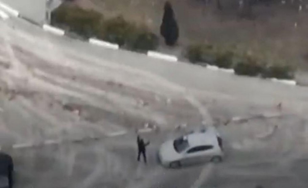 IMAGINI ŞOCANTE: Soldaţii lui Putin ucid civili cu sânge rece. Momentul în care un bărbat cu mâinile ridicate este împuşcat de trupele ruseşti